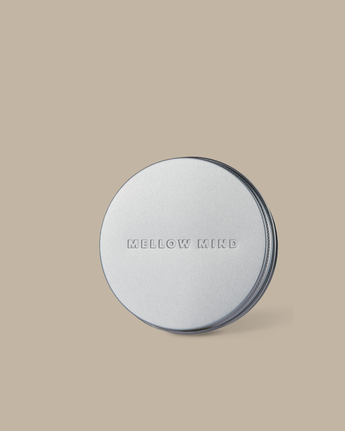 Mellow Mind reiseboks i aluminium på beige bakgrunn