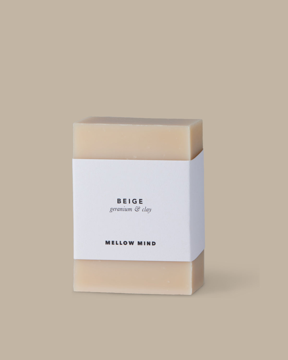 Mellow Mind Beige såpestykke med geranium og leire på beige bakgrunn