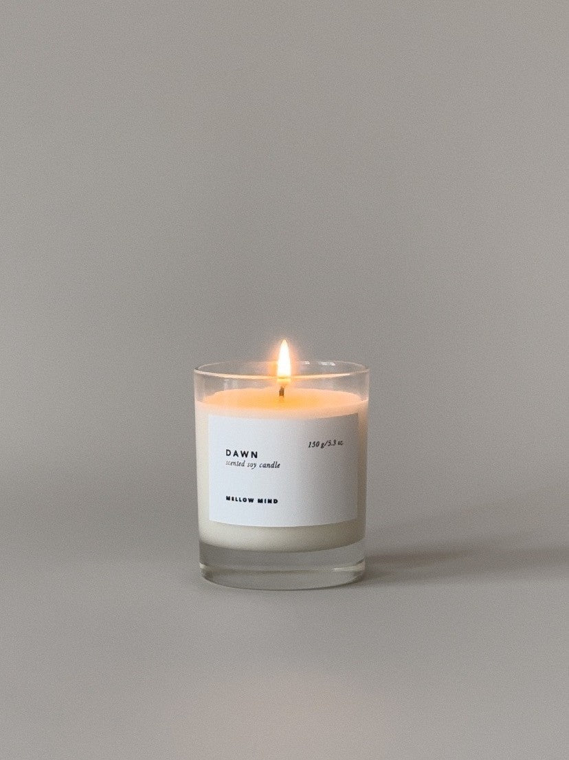 Mellow Mind AOBA duftlys som brenner, i klart glass mot grå bakgrunn