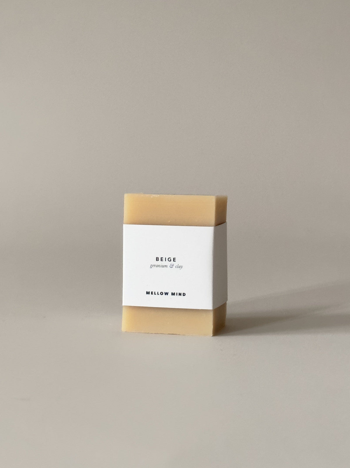 Mellow Mind Beige såpestykke med geranium og leire i beige papirbånd
