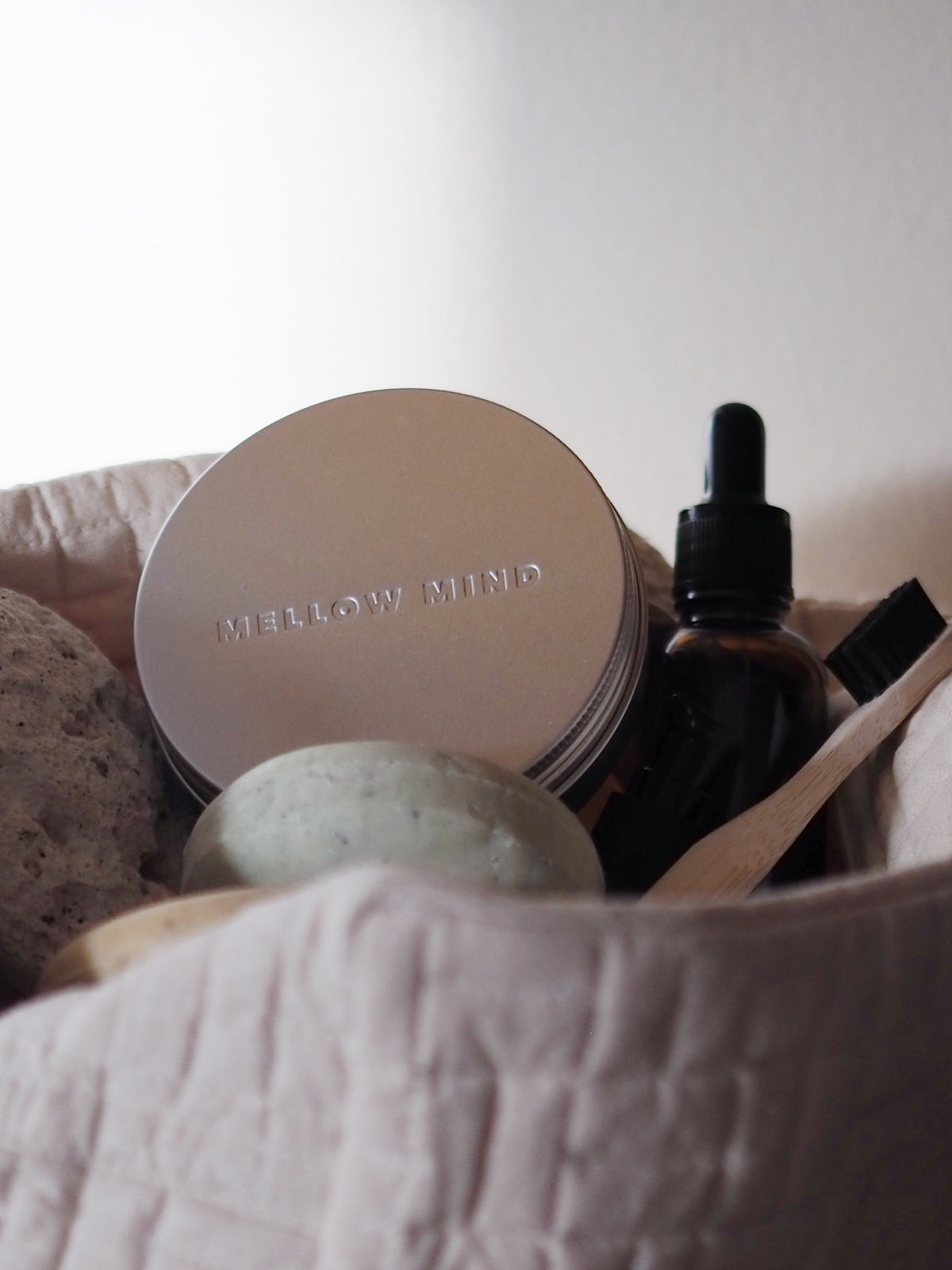 Mellow Mind reiseboks med hudpleieprodukter, såpestykke og mørk glassflaske