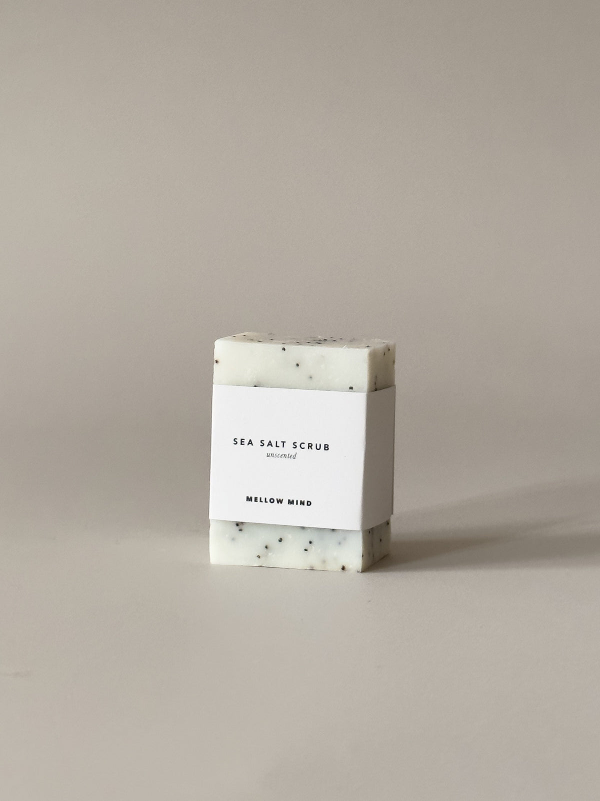 Mellow Mind Sea Salt såpestykke i hvitt papirbånd mot nøytral bakgrunn